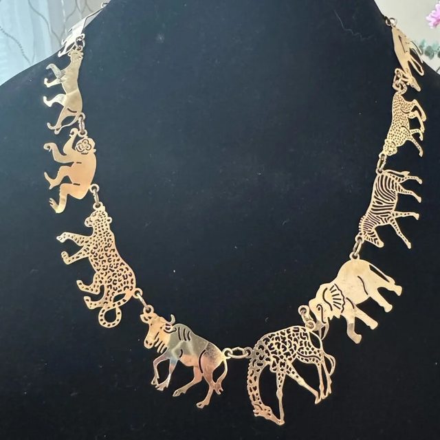 Wild Bryde Elephant & Giraffe & Zebra & Lion & Rhino & Hippo & Hyena & Wildebeest & Ape & Antelope & Leopard & Cheetah Necklace Full Body, Whimsical - Unofficial Africa Collector's Guide